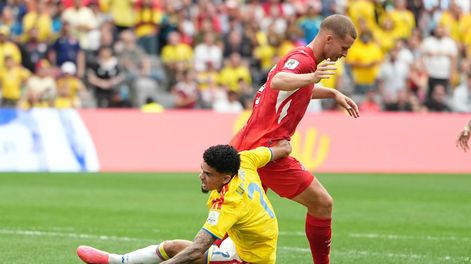 Mundial 2026. Luis Diaz de Colombia en acción contra Nico Elvedi de Suiza durante el lance disputado en Vancouver, Canadá.