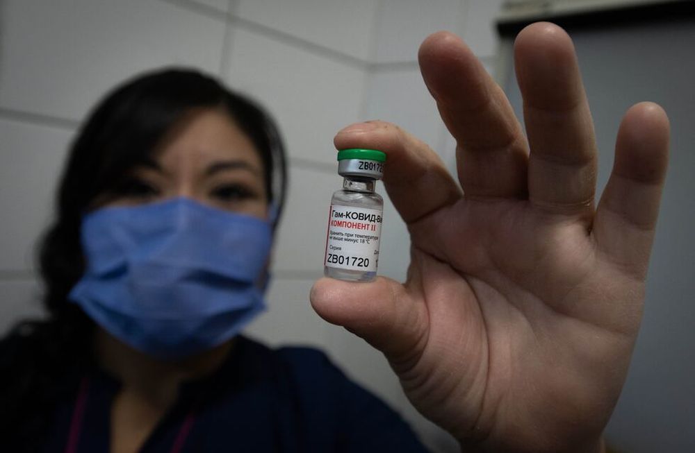 El personal de salud del Hospital Central de la provincia de Mendoza ya se está vacunando con la segunda dosis de la vacuna Sputnik V. Foto: Ignacio Blanco / Los Andes