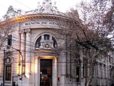 Fachada del ex Banco de Mendoza.