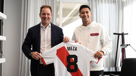 Maximiliano Meza firmó su contrato y se convirtió en nuevo jugador de River. (Prensa River).