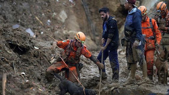 Lluvias extremadamente fuertes provocaron deslizamientos de tierra e inundaciones en una región montañosa del estado de Río de Janeiro, Brasil, lo que provocó la muerte de varias personas. (Silvia Izquierdo / AP)