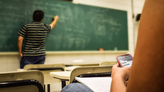 Sin celulares en las escuelas: un estudio advierte que no se presentan mejorías.&nbsp;