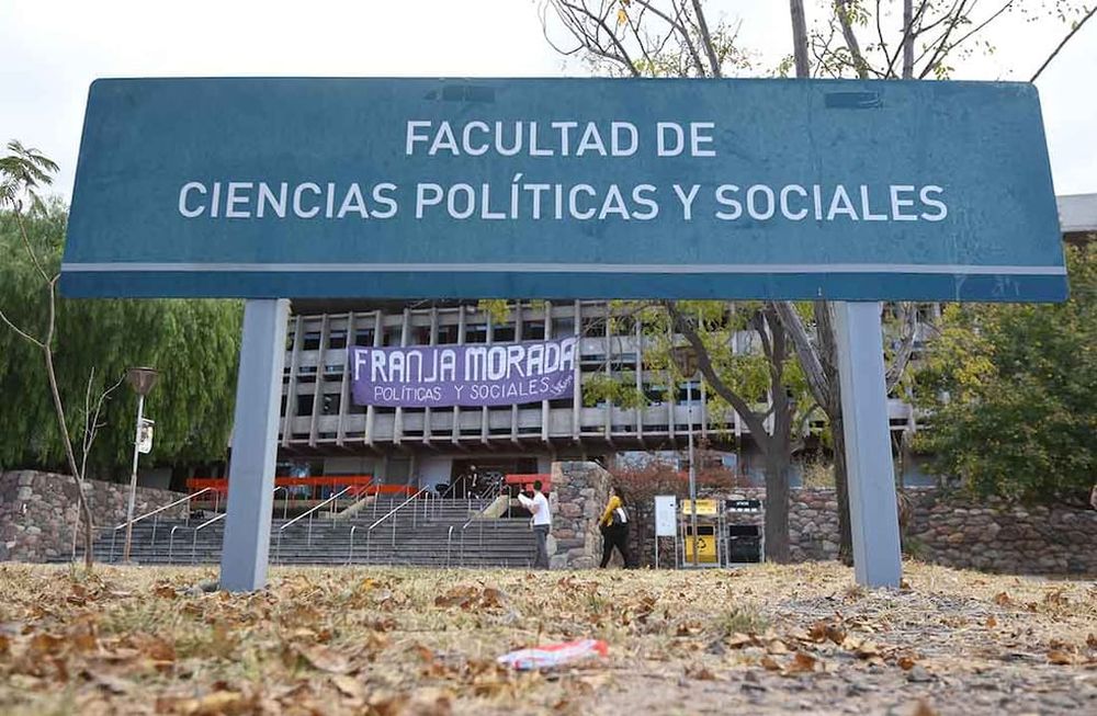 Facultad de Ciencias Políticas y Sociales de la U N Cuyo, donde hubo elecciones en una fuerte pelea por el decanatoFoto: José Gutierrez / Los Andes