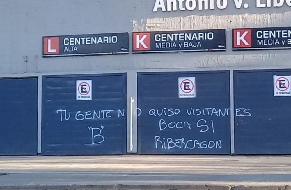 La gente de Boca pintó el Monumental