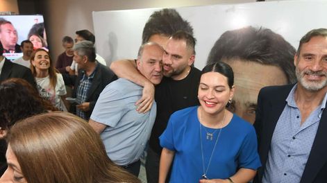 Los Andes | Elecciones presidenciales 2023 en la República Argentina.Importantes figuras del Justicialismo de Mendoza junto a militantes festejando en el bunker del Partido Justicialista Unión por la Patria de Ciudad Foto: José Gutierrez / Los Andes