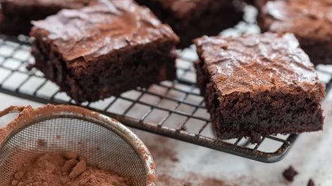Brownie de chocolate fit: sin harinas ni azúcar y con un ingrediente secreto que le da humedad.