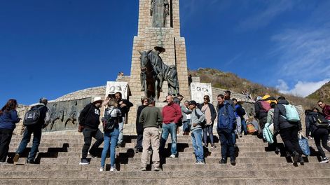 Los Andes | Turistas y mendocinos disfrutan del feriado largo en El Manzano, Tunuyán. Foto: Orlando Pelichotti
