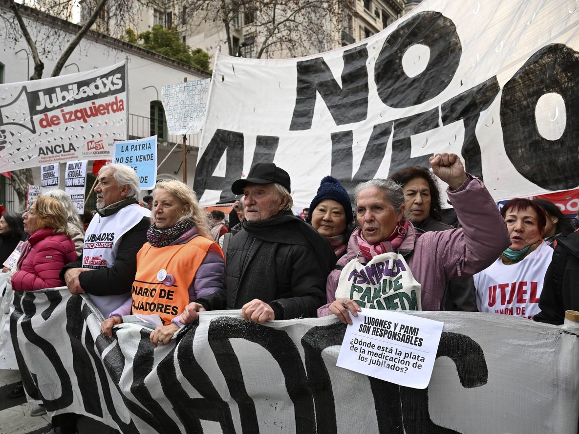 La marcha que los jubilados realizan todos los miércoles con distintos reclamos al Gobierno se trasladó hoy del Congreso a Plaza de Mayo.