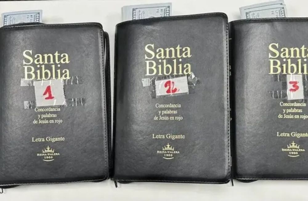 Agentes de la Dirección General de Aduana desbarataron una tentativa de contrabando de casi 17.000 mil dólares ocultos en tres biblias. Gentileza: LT7.