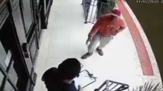 Luego de que el video fuera difundido por un usuario de Twitter, los comentarios que aprobaban el accionar del joven no tardaron en llegar. Foto: captura video.