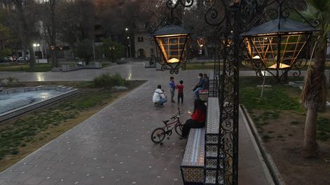 Los Andes | La plaza España es uno de los lugares de acceso a para que los jóvenes estudiantes puedan conectarse y accedan a la feria educativa 2020 virtual.