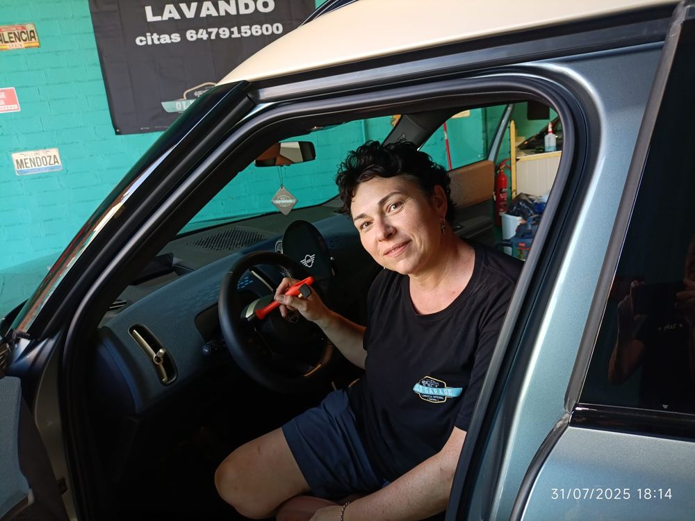 Natalia y su esposo abrieron un lavadero artesanal paraautos de alta gama con estética vintage y un nivel de detalle obsesivo. | Foto: gentileza
