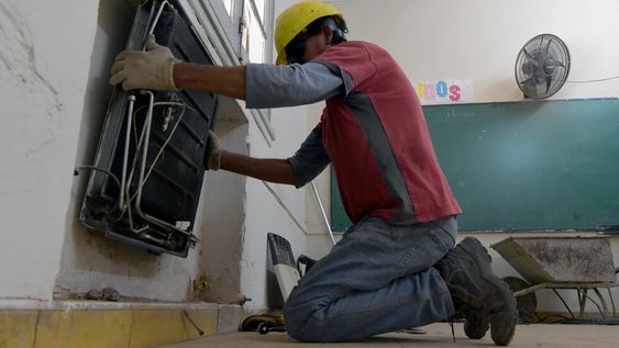05 de abril  2022 SociedadCalefacción en escuelas del Gran MendozaEl Ministerio de Infraestructura mantiene las instalaciones de gas, para calefaccionar los colegios y centros educativos.La Escuela Infanta Mendocina 4 - 115 de Guaymallén está instalando estufas, cañerías de gas Foto: Orlando Pelichotti / Los Andes