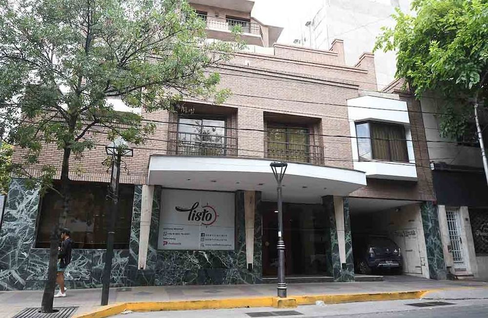 Frente del hotel Reina Victoria ubicado en calle San Juan 1127 de Ciudad, donde en una de las habitaciones encontraron a las dos personas sin vida. Foto: José Gutierrez / Los Andes.
