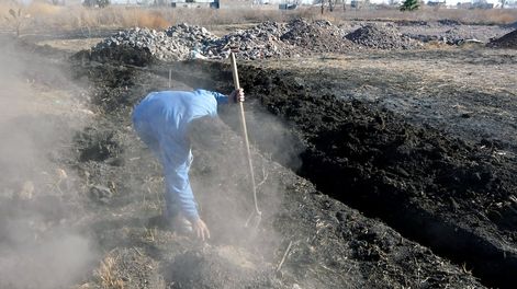 Los Andes | En algunos lugares de Kilómetro 8, la tierra está caliente y sale humo. Se cree que es por antiguos incendios provocados. Foto:Orlando Pelichotti / Los Andes
