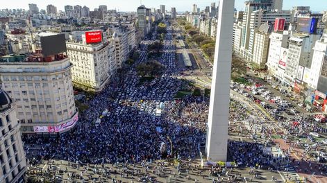 Los Andes | Las largas filas de autos coparon la avenida 9 de Julio a la altura del Obelisco. Otra vez en feriado, los porteños salieron a manifestar su desacuerdo con una amplia variedad de medidas del Gobierno. / Gentileza