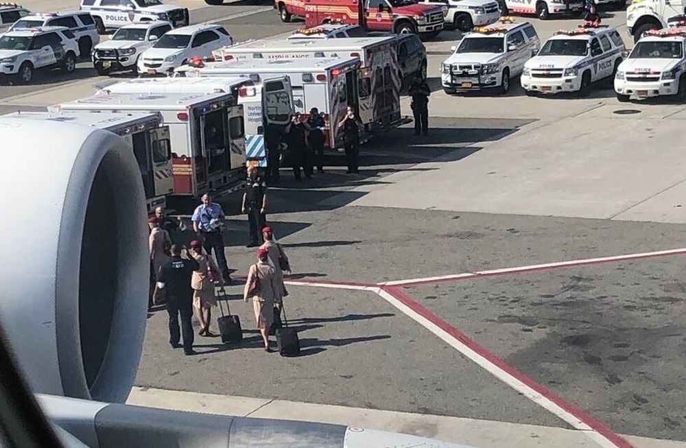 Emergencia en Nueva York por un avión que aterrizó con 100 pasajeros enfermos