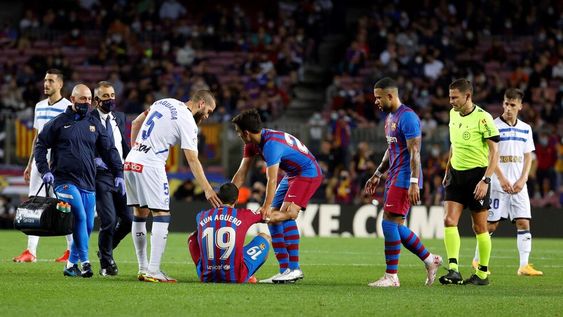 Kun Agüero preocupó en Barcelona por un golpe en el pecho que lo sacó del partido.