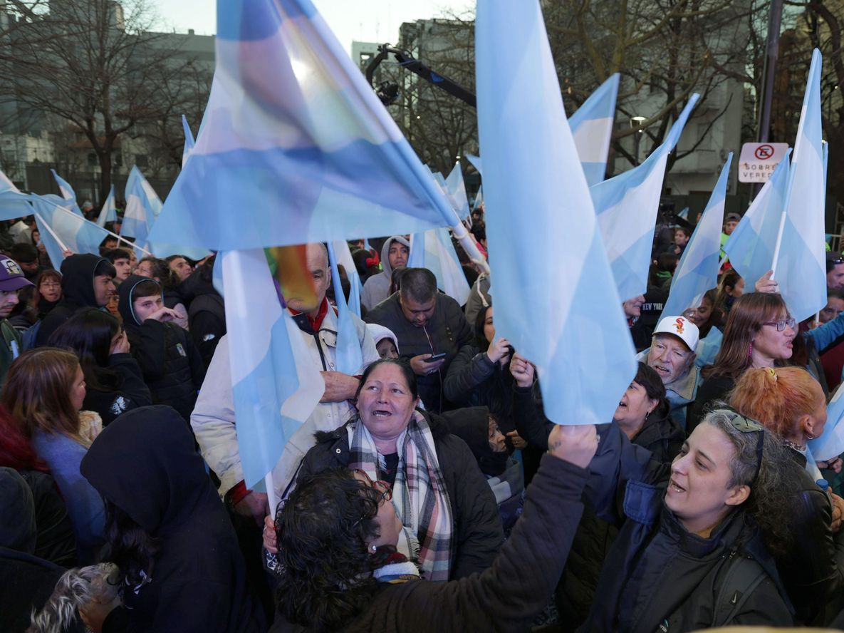 Los militantes del peronismo se reúnen en su búnker, en pleno centro de La Plata. Foto: NA&nbsp;