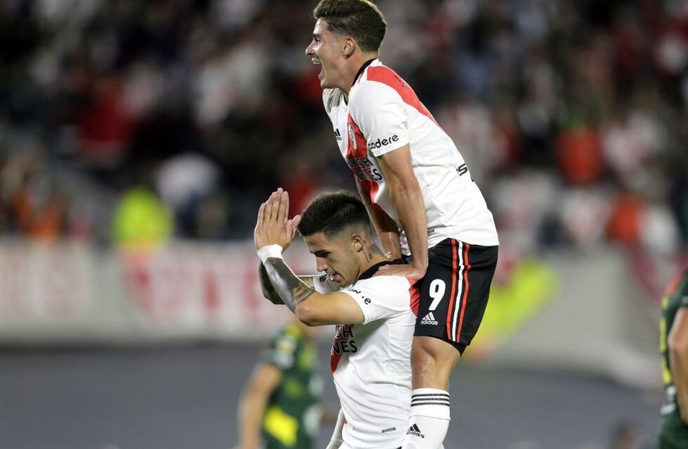 Enzo Fernández anotó el 1-0 de River sobre Defensa y Justicia. El cordobés Julián Álvarez se trepa sobre los hombros de su compañero, que no celebró mucho por su pasado por el Halcón. (Fotobaires)