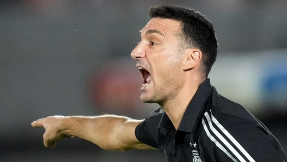 Lionel Scaloni, el DT de la selección argentina, armó un equipo que no gustó pero que sumó y se acerca a la clasificación para el Mundial de Catar. (AP)