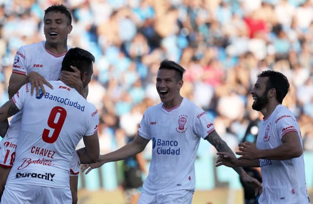 Huracán ganó en Córdoba y es uno de los escoltas de Racing
