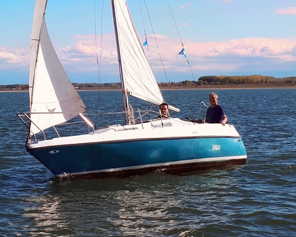 El presidente del YCM, Juan Zalazar navega su barco cabinado 'Flick' por las aguas de El Carrizal.