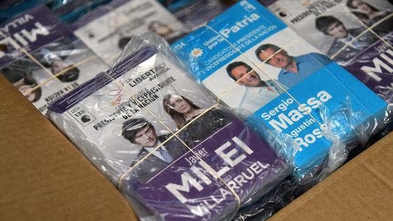 Las boletas de Massa y Milei para el balotaje 2023 (Ramiro Pereyra / La Voz)
