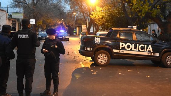 Un ex funcionario provincial apuñaló a su hijo en la calle