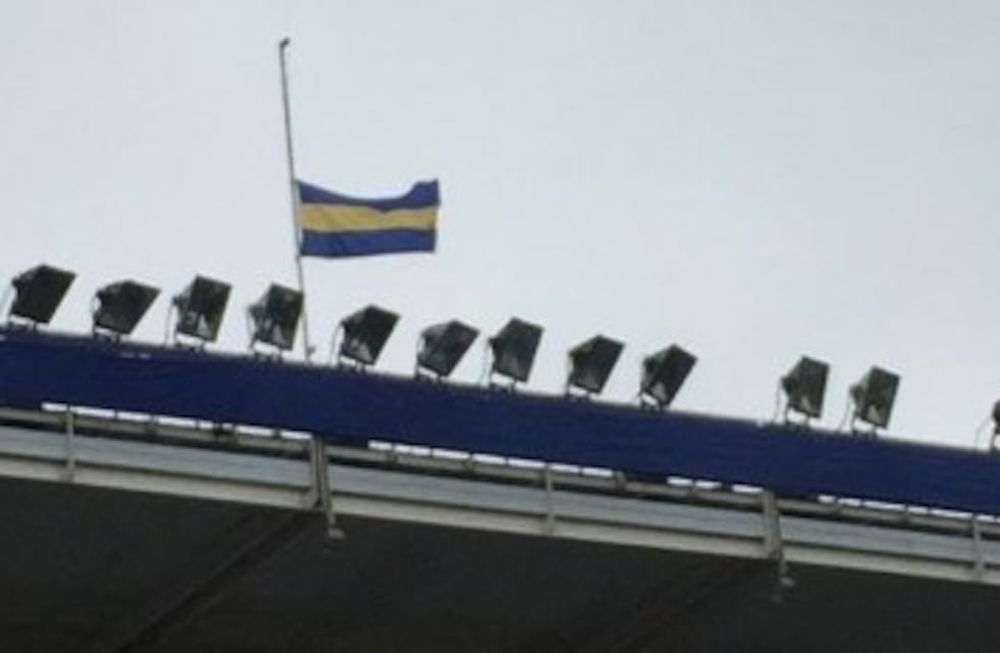Banderas a media asta en Boca por la muerte de los cuatro hinchas de Chubut