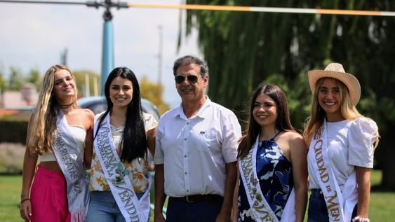 Vuelo de Reinas: el evento se llevó a cabo en el club Regatas y contó con la presencia de las Reinas de la Vendimia de mandato cumplido, las candidatas a disputar la corona nacional este sábado 2 de marzo y, por supuesto, la reina de Capital, Agostina Saua. Foto: Gentileza