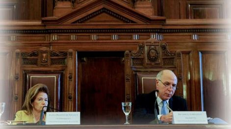 Instituciones y decadencia - Por Roberto  Azaretto