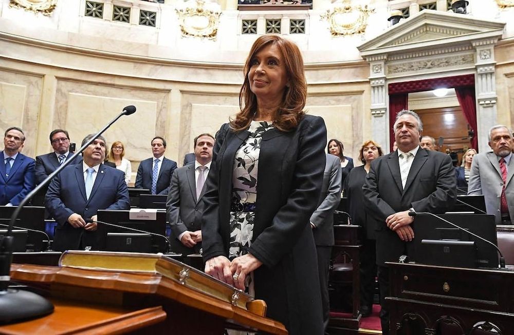 Cristina, junto con Zaffaroni, quiere cambiar esta justicia por otra. Una justicia que no sea una de las patas del poder dividido, sino que sea una pata del poder político.