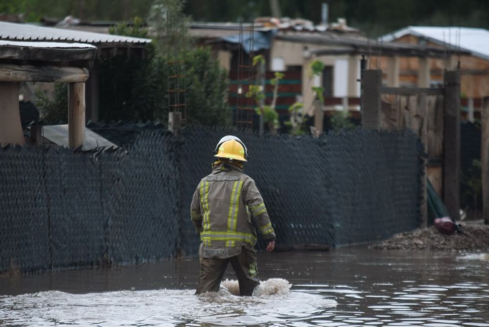 Estragos de la tormenta y el desborde del canal Tulumaya en el barrio Viñas del Carril