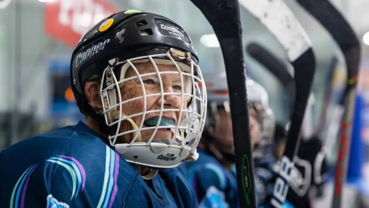 La expulsaron del hockey por ser mujer, volvió décadas después y hoy compite a los 81 años