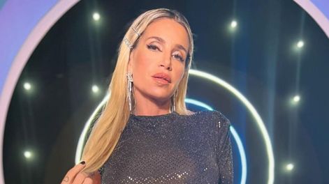 Florencia Peña cautivó con su outfit en su programa.