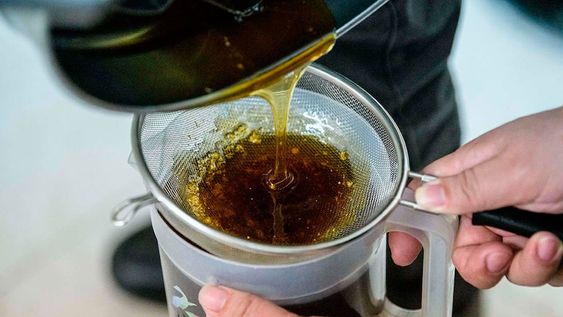 Tanto desde el Consejo Apícola como investigadores de UNCuyo están trabajando para desarrollar un miel monofloral con características únicas. Aseguran que es posible.