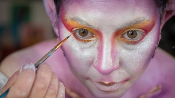 Laura Mendoza, la maquilladora profesional mendocina que impacta y sorprende con su arte y busca ser la mejor del país. Foto: Ignacio Blanco / Los Andes.