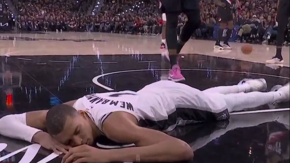 La tremenda caída de la figura de San Antonio: el gigante francés quedó noqueado en medio del partido