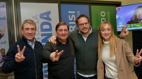 Los Andes | Lista número 502 C, de la interna del Partido Justicialista Frente ElegíPre candidato a gobernador Omar Parisi junto a vicegobernador Lucas IlardoFoto:  Orlando Pelichotti