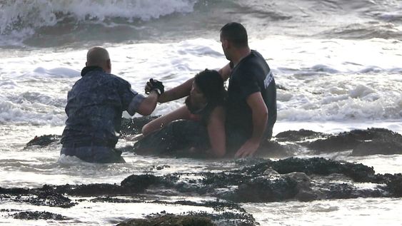 Prefectura de Punta del Este rescata a una de las tres personas que lograron salir del mar en la Playa El Emir. Continúa la búsqueda por un hombre que sigue desaparecido. Foto: Ricardo Figueredo/El País