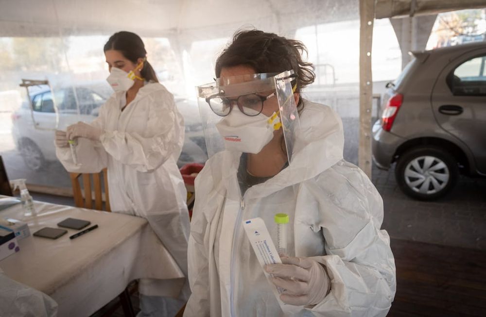 Las técnicas en Laboratorio Calel Salinas y Carolina Luque preparando el material para hacer hisopados. Foto: Ignacio Blanco / Los Andes