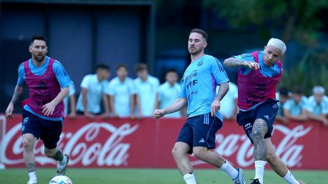 Lionel Messi, Alexis Mac Allister y Enzo Fernández durante el entrenamiento de la selección argentina en el predio de Ezeiza.
