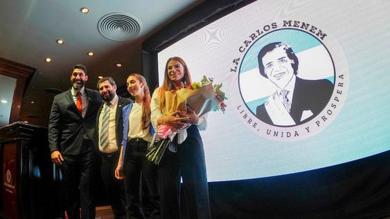 Dirigentes libertarios y peronistas realizaron el lanzamiento de la agrupación política La Carlos Menem, inspirada en el fallecido ex presidente, que funcionará como un respaldo al gobierno de Javier Milei. Foto: Claudio Fanchi / NA