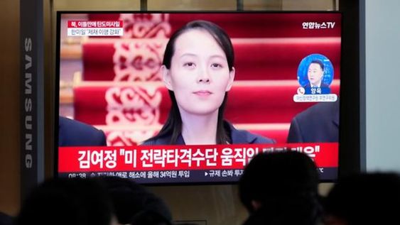 Kim Yo Jong, hermana del líder de Corea del Norte, Kim Jong-un, en cadena de noticias del gobierno anunciando la respuesta ante la amenaza de los ejercicios militares conjuntos entre EE.UU. y Corea del Sur.