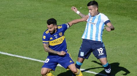 Carlos Tevez estuvo aislado en el primer tiempo por la defensa de Racing, pero en el segundo se conectó más y Boca mejoró. (Fotobaires)