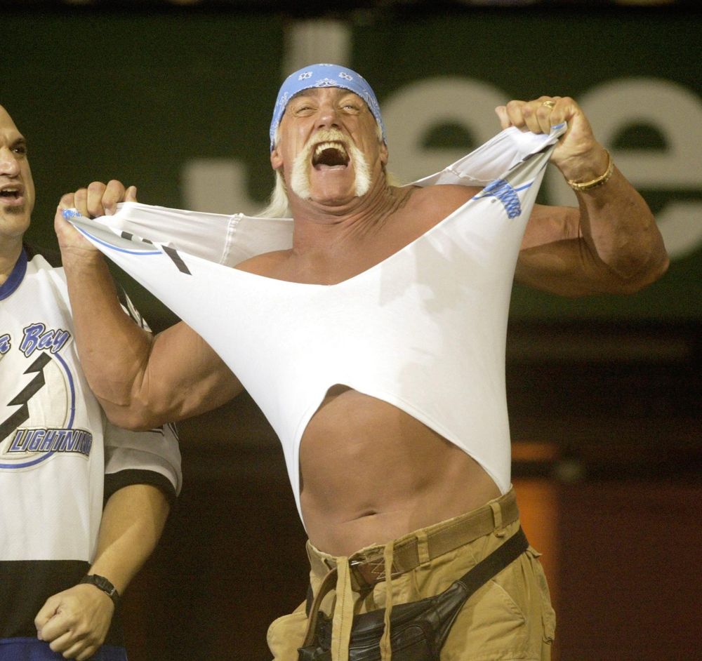 TAMPA (Estados Unidos), 24/07/2025.- (ARCHIVO) - El luchador profesional Hulk Hogan se arranca la camisa antes del inicio del séptimo partido de las finales de la Copa Stanley de la NHL entre los Calgary Flames y los Tampa Bay Lightning en Tampa, Florida, el lunes 7 de junio de 2004 (reeditado el 24 de julio de 2025). El exluchador profesional Terry Gene Bollea, conocido por su nombre artístico Hulk Hogan, falleció, según confirmó la WWE el 24 de julio de 2025. Tenía 71 años. EFE/EPA/ELIOT J. SCHECHTER  