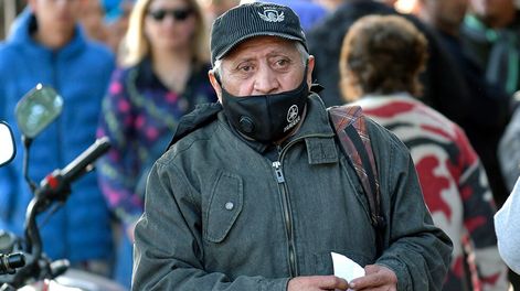 Demoras y largas filas en la Administración Nacional de la Seguridad Social (Anses), sucursal Guaymallén,  que habilitó desde hoy, lunes 24 de octubre, la inscripción presencial y sin turno en todas sus oficinas para recibir el bono de 45.000 pesos (conocido coloquialmente como “IFE 5”), destinado a personas de entre 18 y 64 años, en condiciones de extrema vulnerabilidad, que no cuenten con ningún tipo de ingreso y no cobren prestación, asignación o programa social del Estado nacional, provincial o municipal alguna.Foto: Orlando Pelichotti