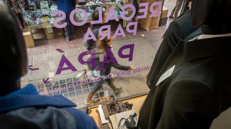 Detras de sus vidrieras, con ropa elegante, podía espiarse el punto ceoro de la ciudad. Foto/ archivo Ignacio Blanco