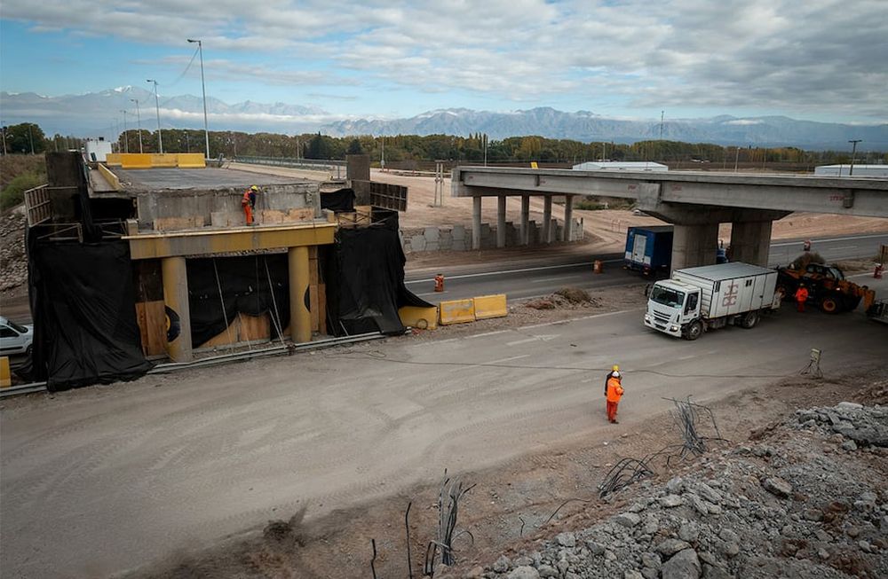 La variante Palmira estaría terminada en 4 meses  Es una de las obras  más importantes y estratégicas de Mendoza,  tiene la mira puesta en potenciar el Corredor Bioceánico.Con la variante Palmira, se podrán desviar los vehículos de carga pesada que circulan por la Ruta 7 con dirección a Chile, sin tener que atravesar calles o avenidas del Gran Mendoza.Foto: Ignacio Blanco / Los Andes